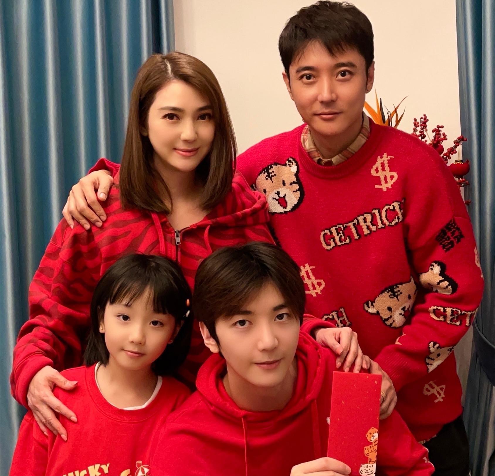 洪欣|洪欣儿子与张丹峰拍戏,被搂肩感情好,不介意继父跟毕滢继续合作