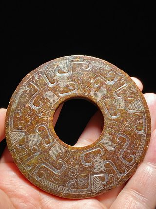 博物馆|明以前 和田玉沁色 龙纹玉璧