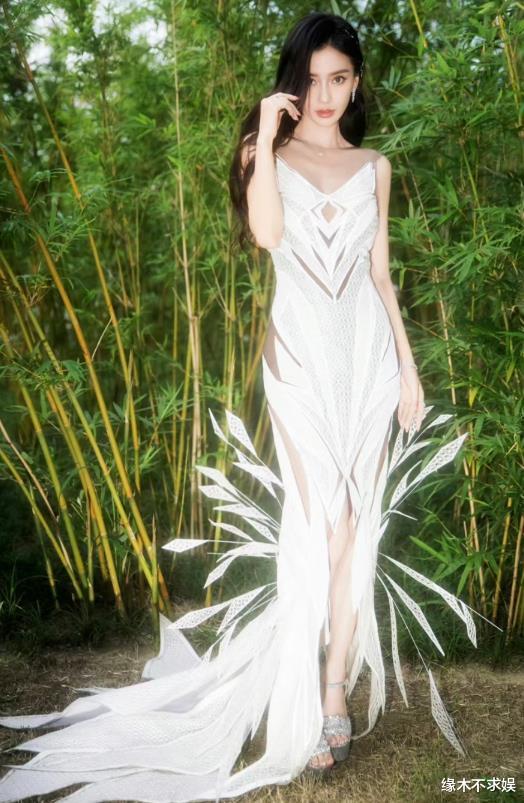 Angelababy亮相战至巅峰,一身行头达180万,高定礼裙被嘲太尴尬