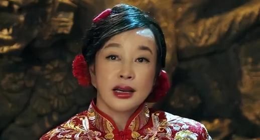 刘晓庆终于服老了,在家练字摘掉假发露大脑门,71岁依然漂亮