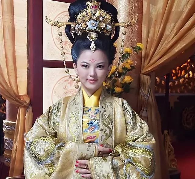 央视怒评! 这一次,国家立场不明确的李湘“遮羞布”彻底被撕碎