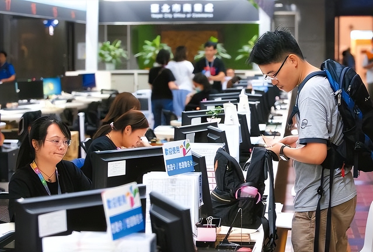 多位在职公务员晒出工资条,看到实发金额后,网友却不淡定了