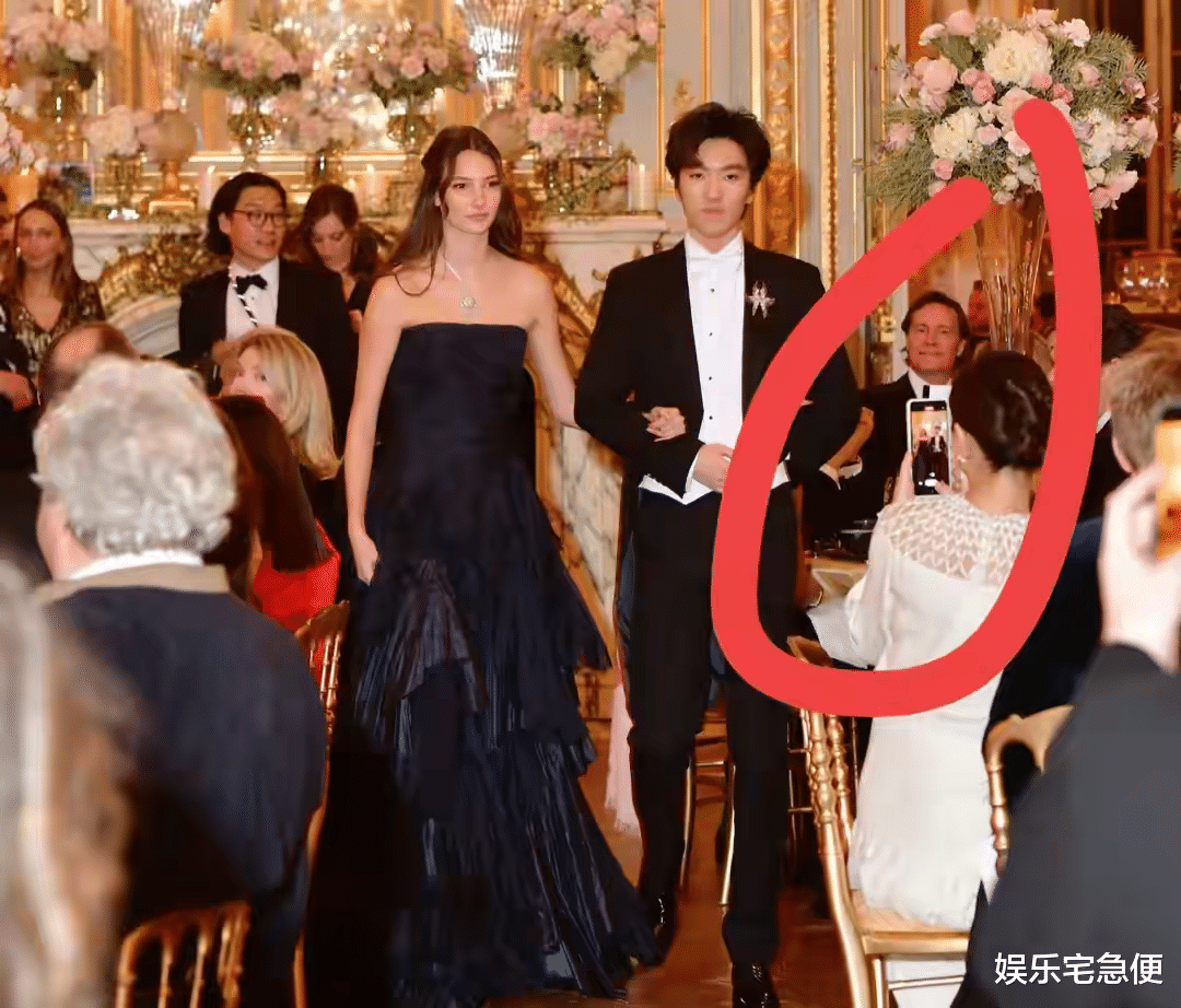 巴黎名媛舞会水分太高！埃塞俄比亚公主占C位，甄子丹儿女放不开