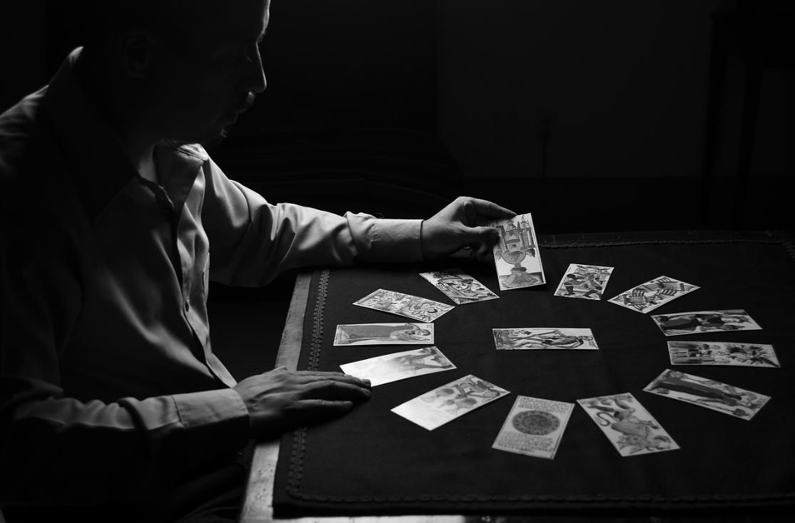 塔罗师揭秘:异地恋情侣如何解决择业分歧