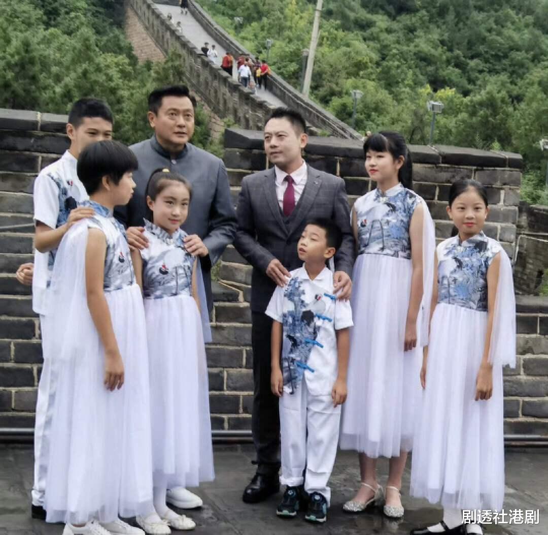 状态回春!知名港星成功减肥摆脱油腻,遭前妻背叛离婚后独自带娃