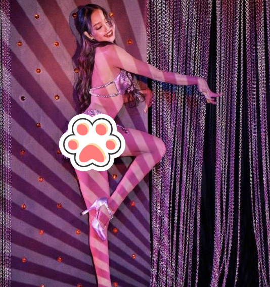 Lisa晒疯马秀演出照，仅用串珠遮臀，眼神迷离表情享受，直言想再去