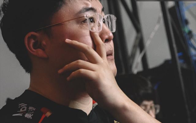 “来一把皮肤局”，乌兹拿vn皮肤rookie却不给面子：这什么皮肤啊