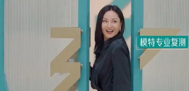 瞿颖|51岁瞿颖《乘风》修长美腿吸睛,被扒早年曾是王祖贤陪衬