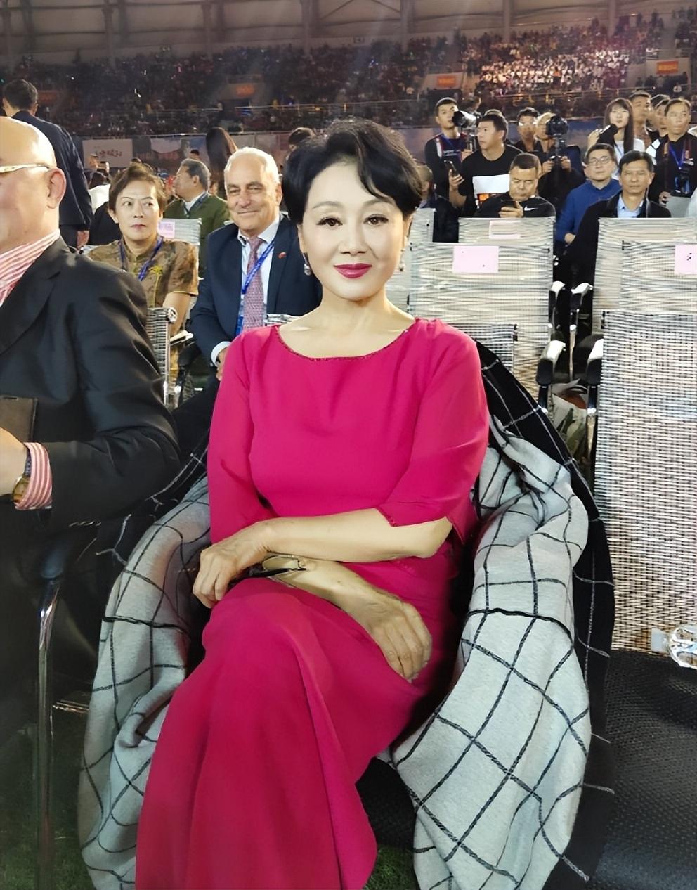 王姬也老太快了吧！61岁穿格纹裙一脸皱纹，和30岁女儿合照像奶奶