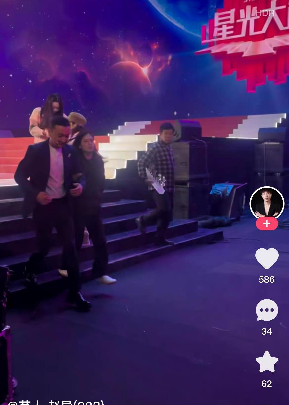 尼格买提|曝尼格买提和年轻异性挽手，两人关系引猜测，多年无子刚被传离婚