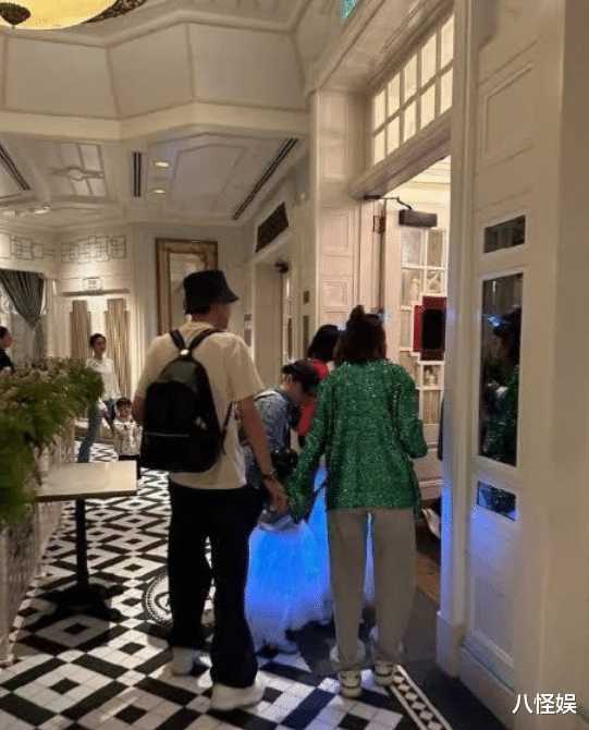 唐艺昕带女儿度假,与亲朋聚餐热聊,白纱遮面别具一格装扮超惹眼