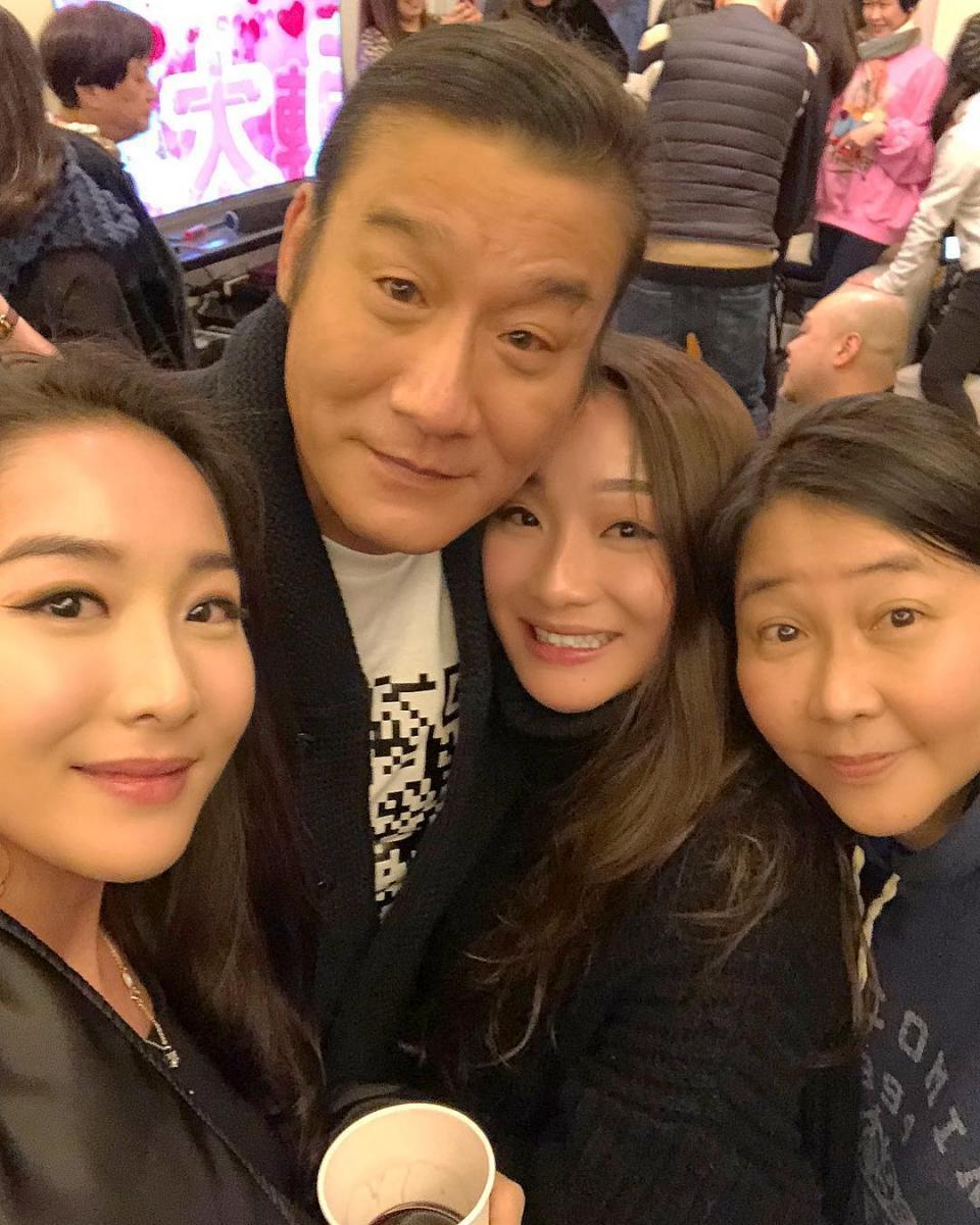 梁家辉|65岁梁家辉老到认不出,现身广东老家赛龙舟,身材健朗精神不错