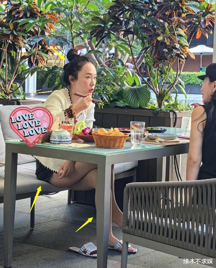 42岁霍思燕和熊乃瑾聚餐,吃人均百元餐厅,素颜出镜、行为邋遢!