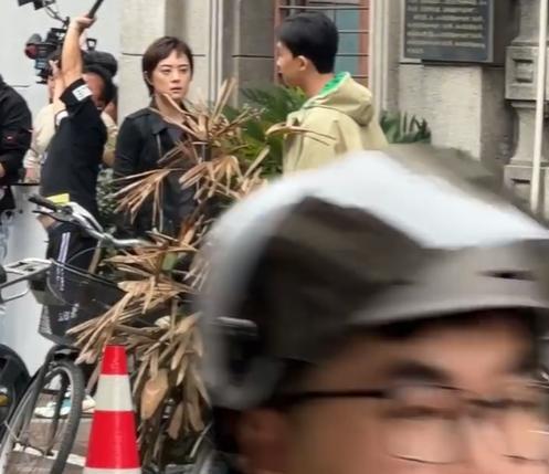 孙俪|孙俪拍《乌云之上》路透曝光,居民街未封街获好感,素颜短发帅气