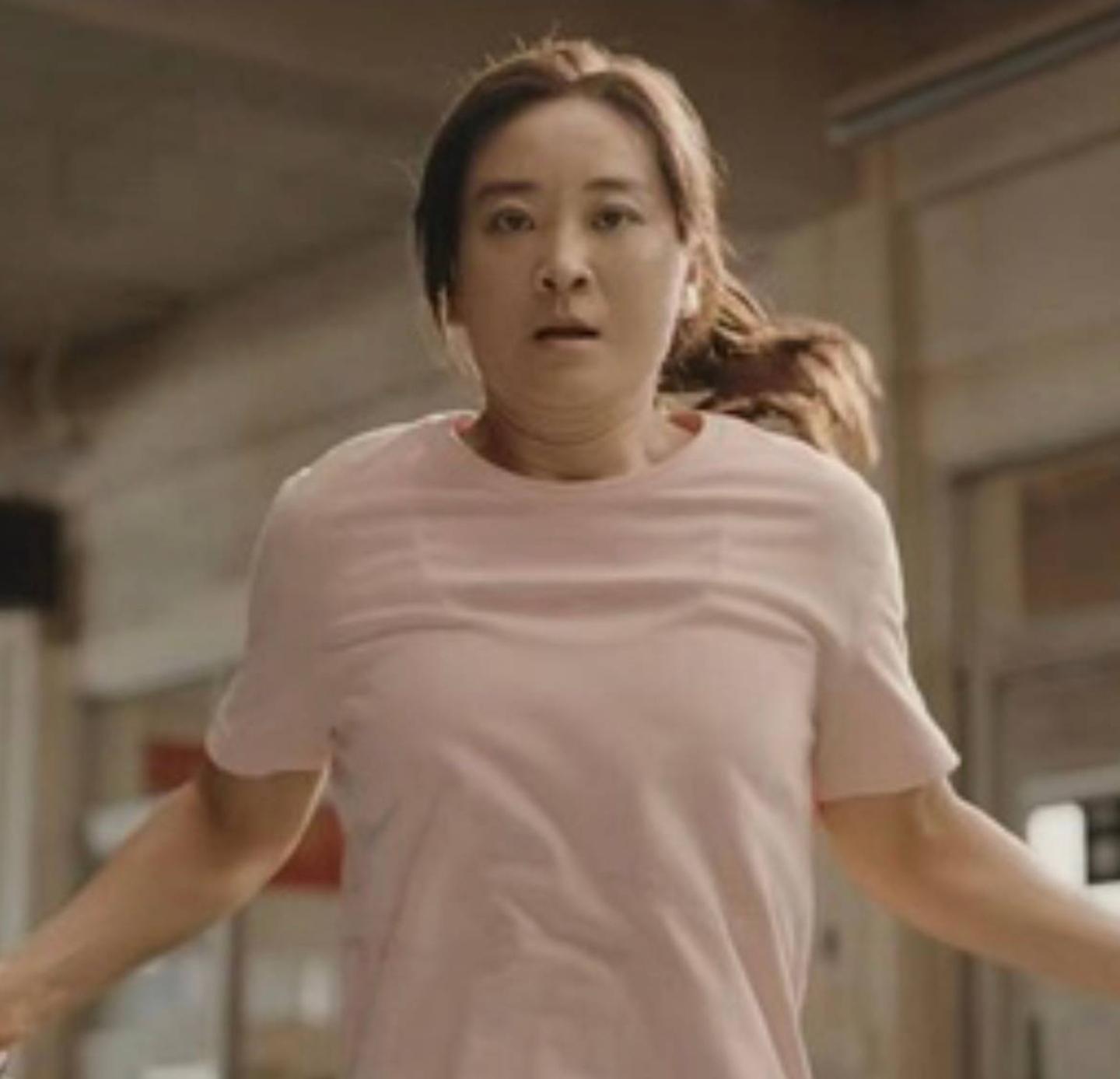 女星贾玲暴瘦引热议,面容憔悴嘴唇苍白,手臂紧实疑似高强度锻炼