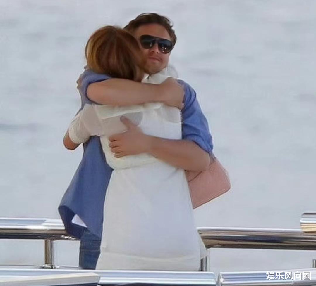 霸总配萝莉!曝48岁小李子再添新欢,与25岁超模女友夜店拥吻被拍