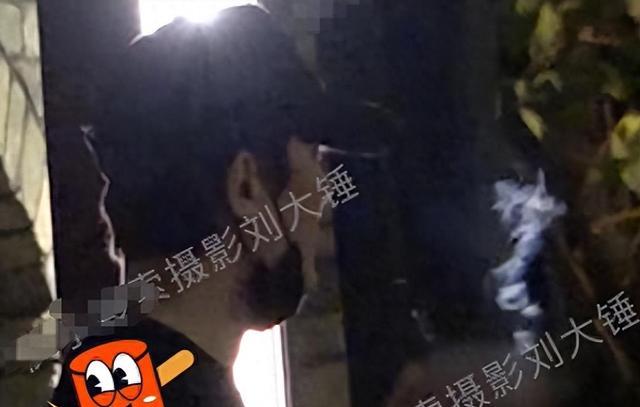 冯绍峰国庆带娃出游!儿子双臂高举要求被抱,男方被吐槽没公德心