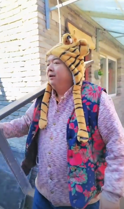 50岁戏骨近半年无戏拍，定居农村通下水道，穿花袄棉裤胡须皆白