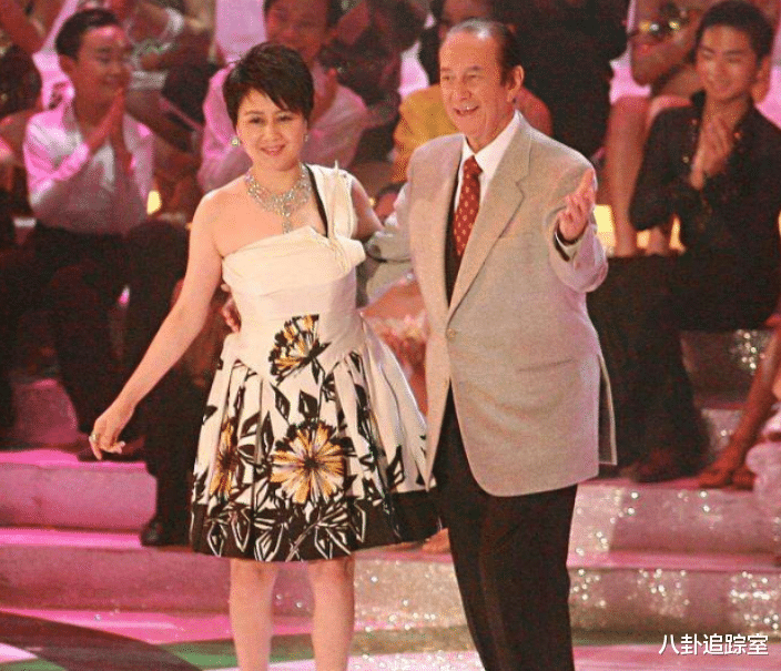 500亿身家四太现身深圳,个头矮皮肤松显老态,守寡生活疑倦怠