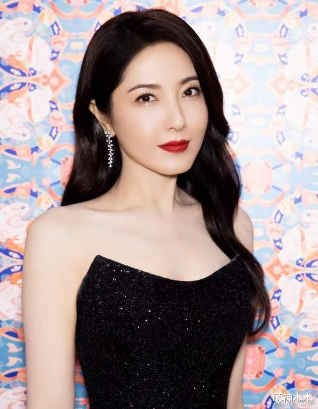 曾黎|又出现机场追星争议！曾黎被粉丝围堵找不到母亲，发文劝粉丝理性