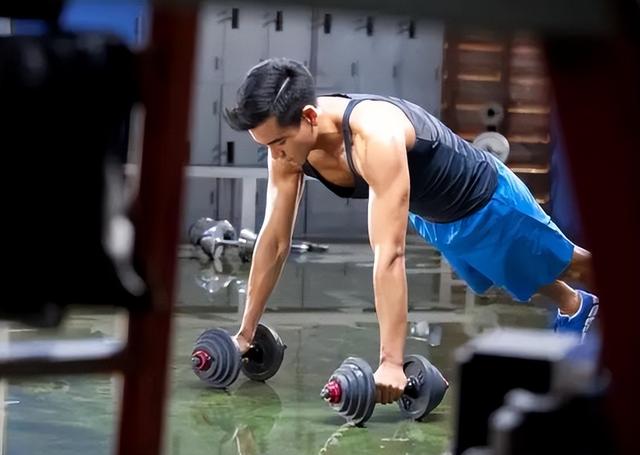 黄晓明 内娱的男星越减越丑？罗云熙瘦成“病态”、黄晓明重回巅峰