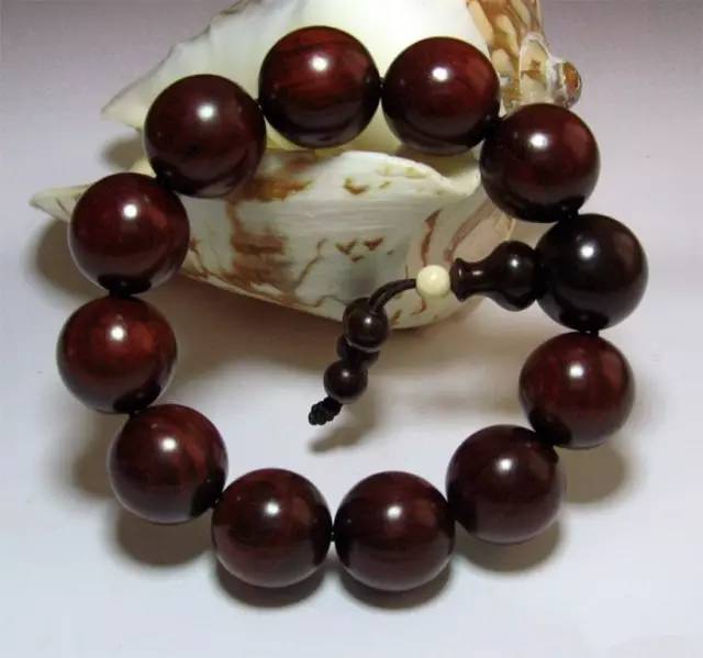 小叶紫檀手串为什么要少盘多放？