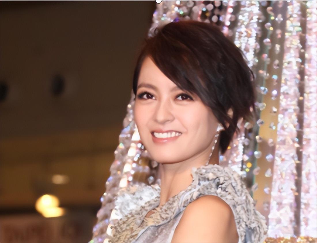 郑伊健妻子蒙嘉慧太丢面!现身演唱会,身材发福状态差,素颜如大妈!