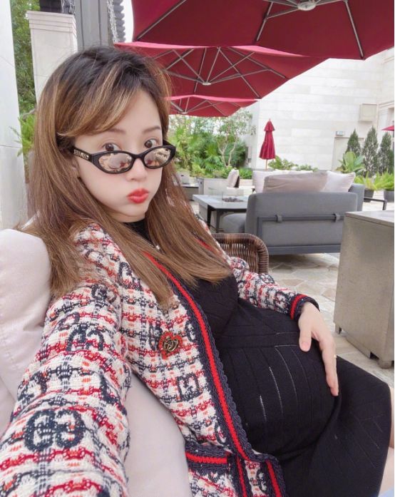 李念|李念官宣三胎产子！产后照白皙漂亮，儿子头发浓密被哥哥姐姐围绕