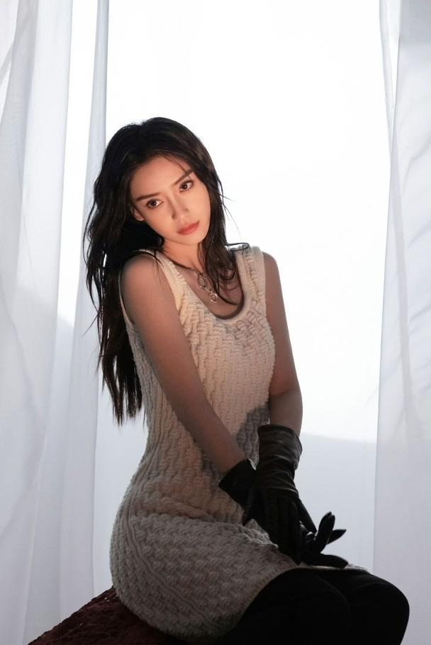 Angelababy被禁言后首露面，深夜抱儿子看急诊，干瘪憔悴显落魄