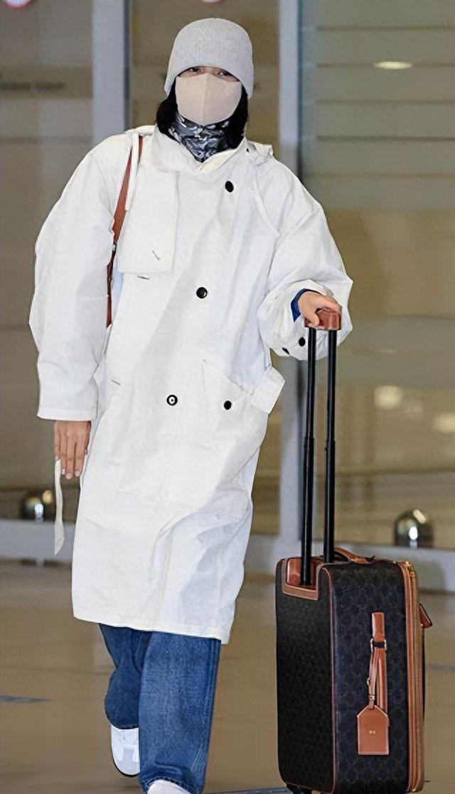 Lisa疯马秀彩排视频被曝,仅1条珍珠腰链,返韩遭堵!