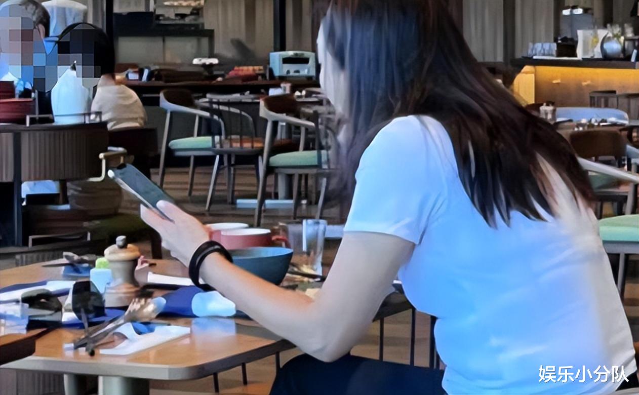 49岁徐静蕾疑日本度假，胖出3层肥肉才女人设崩塌，恋爱14年未婚