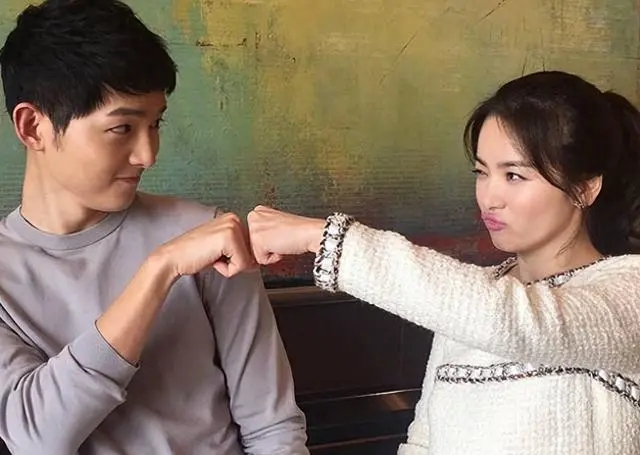 宋仲基携妻子参加妹妹婚礼，小两口春风满面，男方酷似霸道总裁