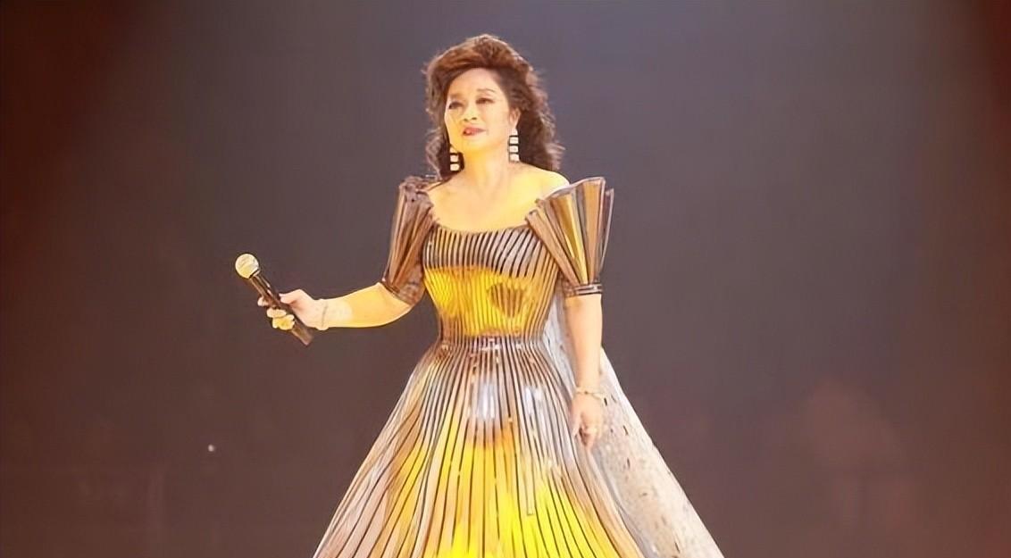 74岁徐小凤被质疑假唱,开口第一句就露馅,真爱粉实锤放的是录音!