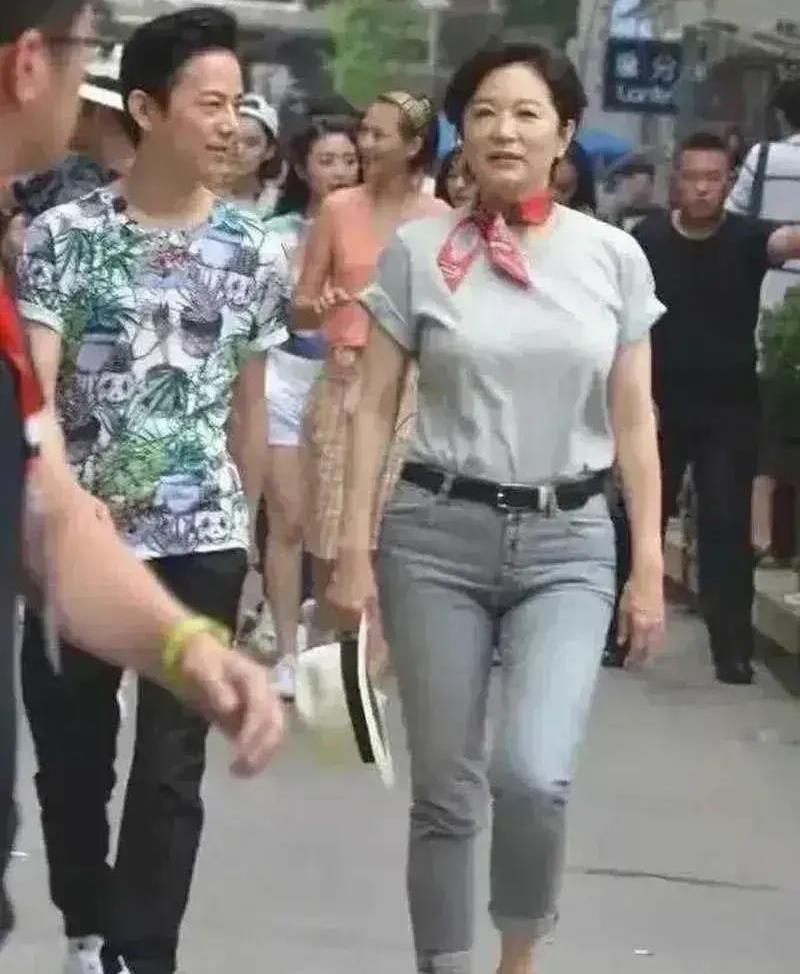 林青霞胯宽腿粗,彻底变大妈……