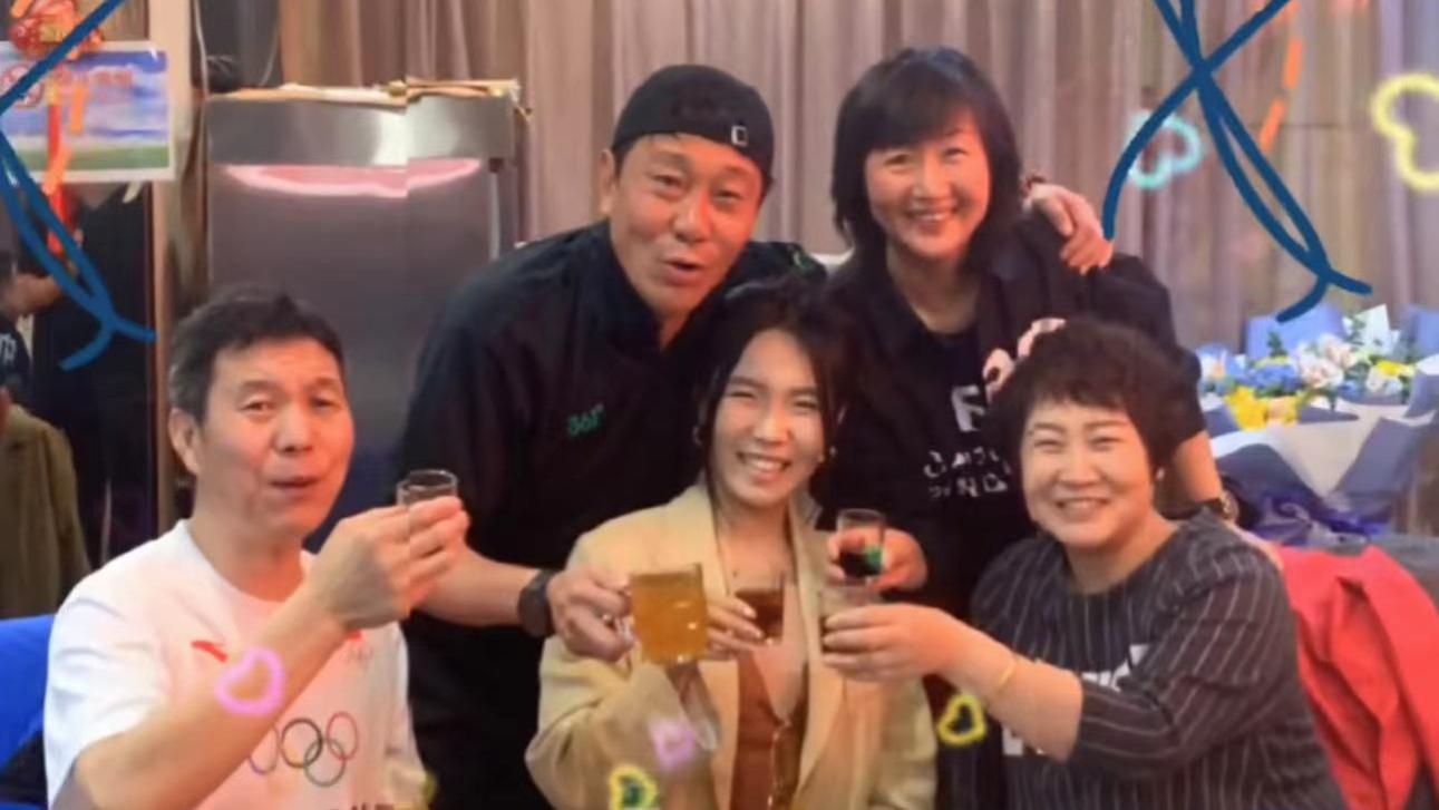 高峰|52岁高峰庆生晒全家福！紧搂老婆秀恩爱，怀抱小男孩似那英儿子