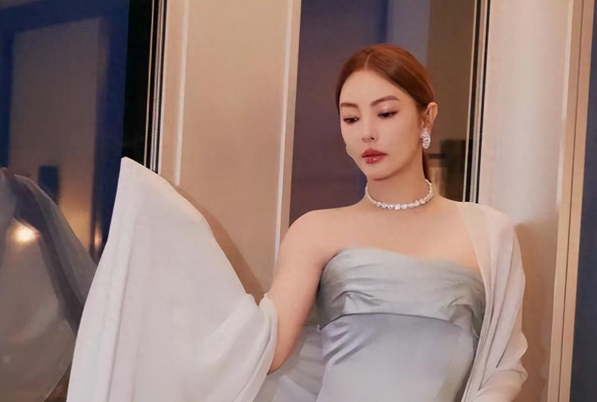 真会玩，36岁张雨绮又交往小鲜肉！男方在车内换衣不避讳