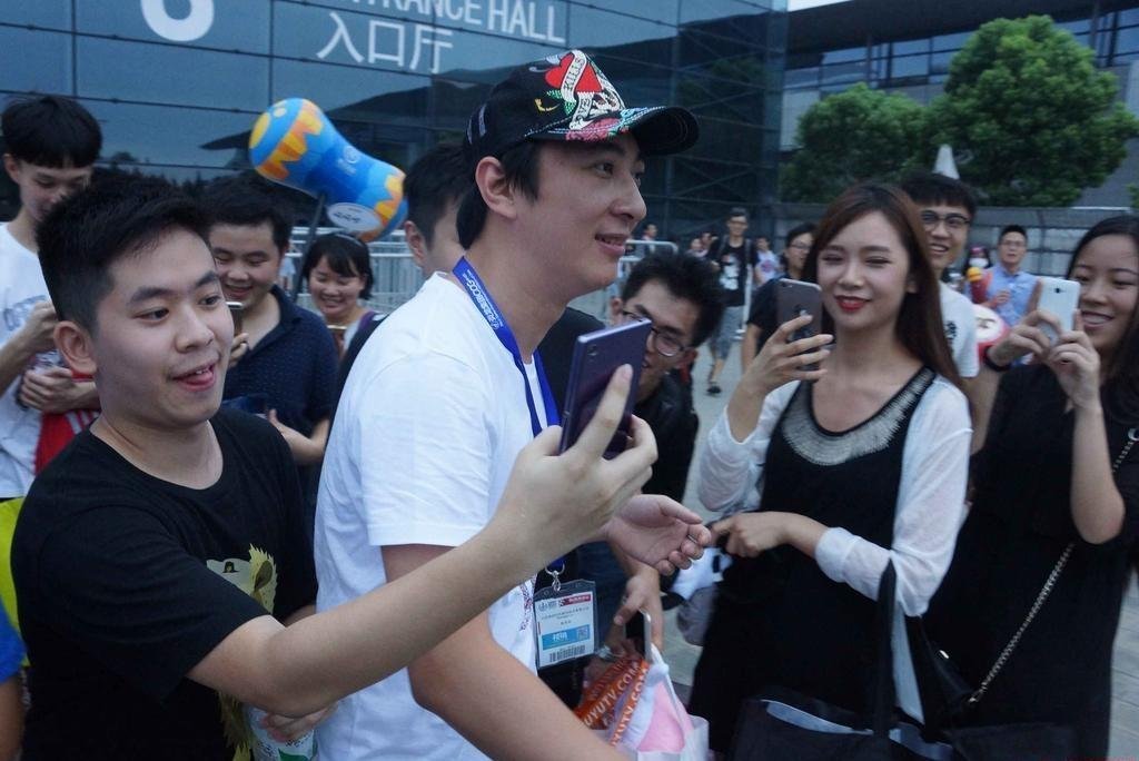 400亿债务压顶，王思聪终于向生活低下了头