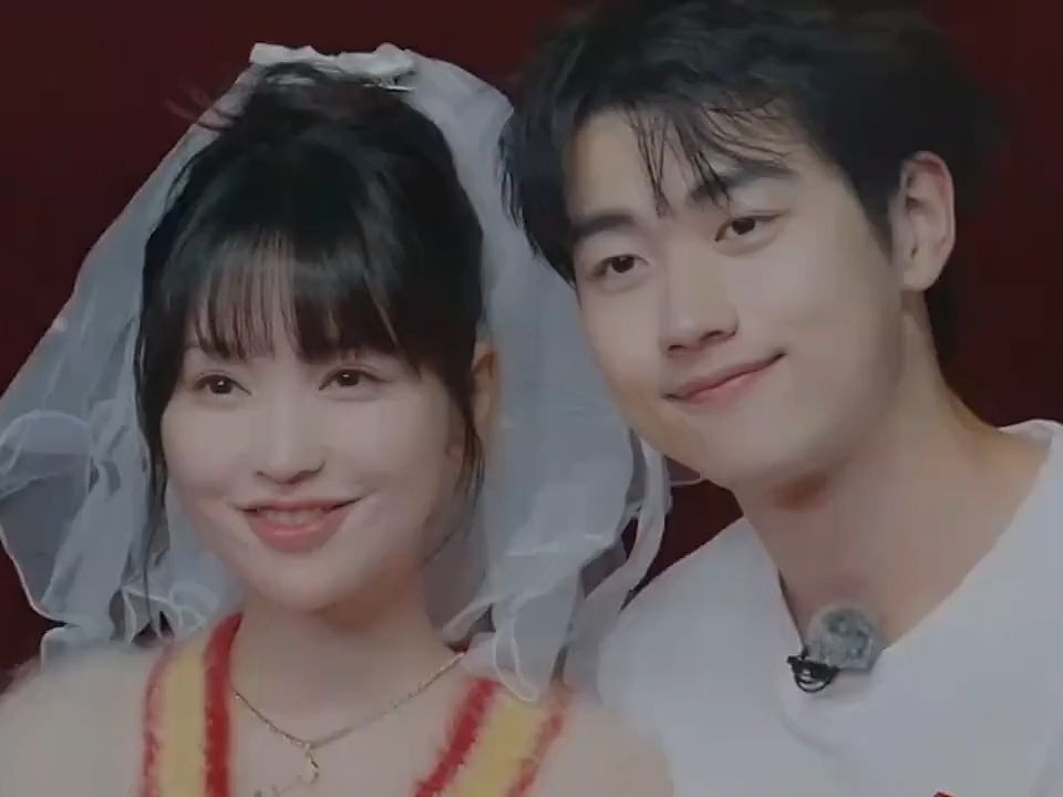 41岁知名女星金莎外出旅游!与小19岁男友大秀恩爱,身高差很呆萌