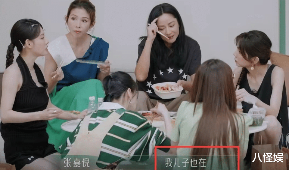 张嘉倪携俩儿子首拍封面,兄弟俩似双胞胎都像爸,性格差异却很大