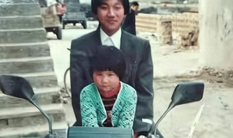 校花老婆被丈夫投喂到330斤，夫妻压塌三张床，丈夫称怕她被抢走