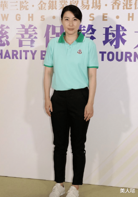 郭晶晶回娘家好接地气!穿大妈裙配奶奶鞋,素颜素衣仍难掩贵妇范