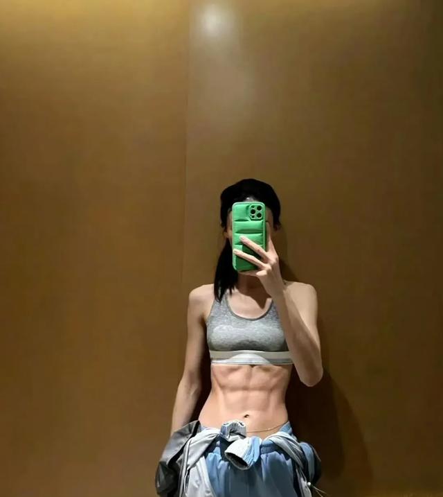 邻家小妹金晨竟然拥有八块腹肌！