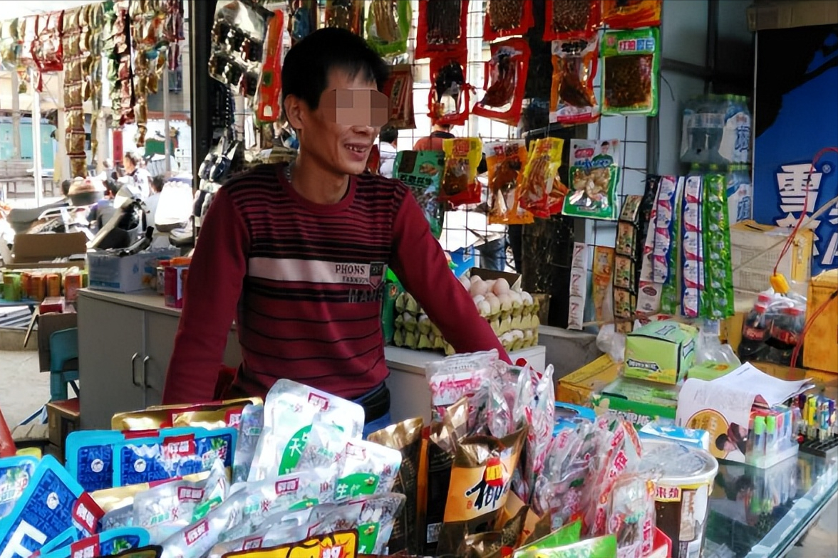 突发!光头男因为赊账不成,发疯砍伤老板娘及路人,致两死一重伤