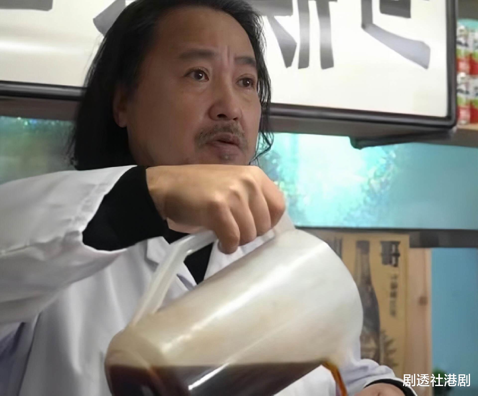 TVB俩知名男星在内地摆摊卖鱼蛋,一天赚800元,累到满头大汗