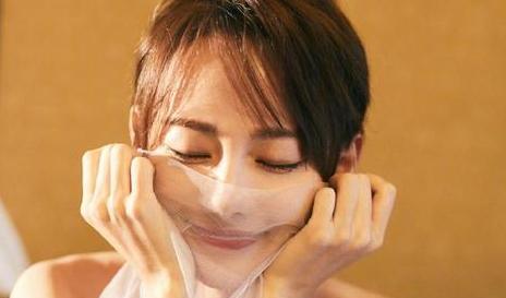 张嘉倪|张嘉倪出席活动,屁股“太翘”引热议,网友:好明显的假屁股