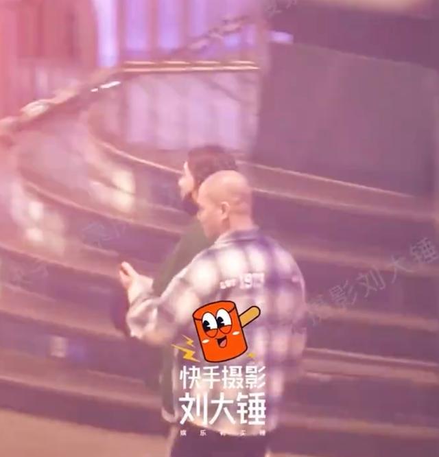 李彩桦|李彩桦获朋友接机,为其买各种美食,被赞贴心的暖男!