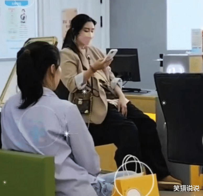 网友遇王祖贤坐高铁，身材高挑头发浓密好抢眼，化身好奇宝宝到处拍照！