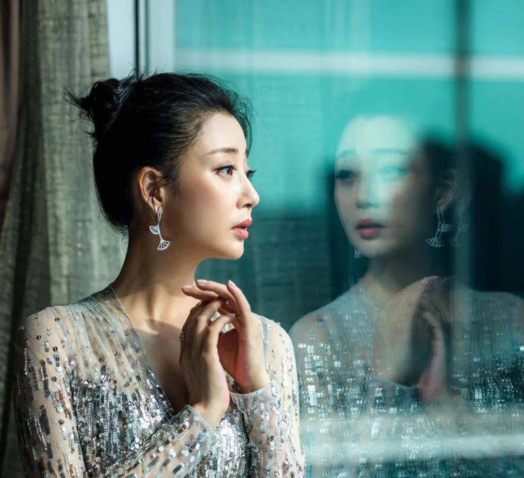 除了大嫂高叶之外，这5位开年爆火的“半老徐娘”， 长腿美背，越老越有韵味