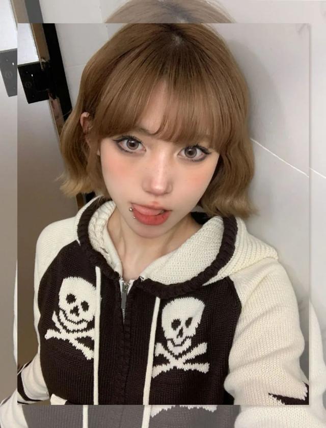 Lisa怎么大变样了？新发型丑到根本认不出