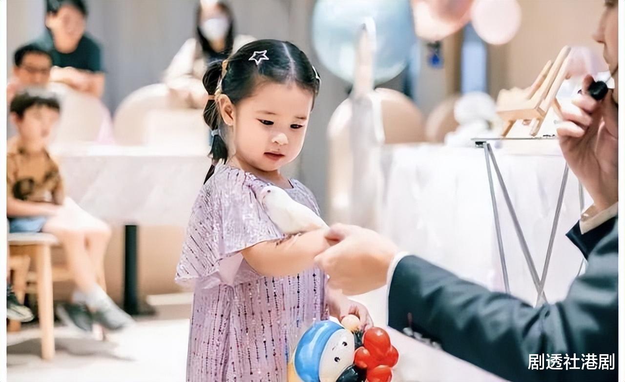 TVB实力女星为3岁女儿庆生!一家三口罕见同框,小家伙太像妈